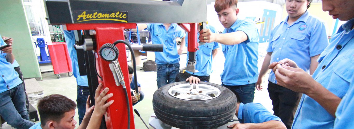 Sinh viên ngành Công nghệ ô tô thực hành ra vào lốp